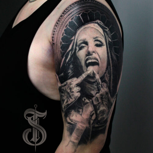 Middlefinger Nonne tattoo